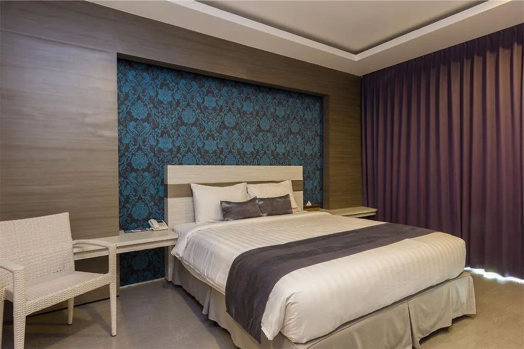 Reddoorz Plus @ Troppozone Legian Kuta  3*, Kuta (Bali)